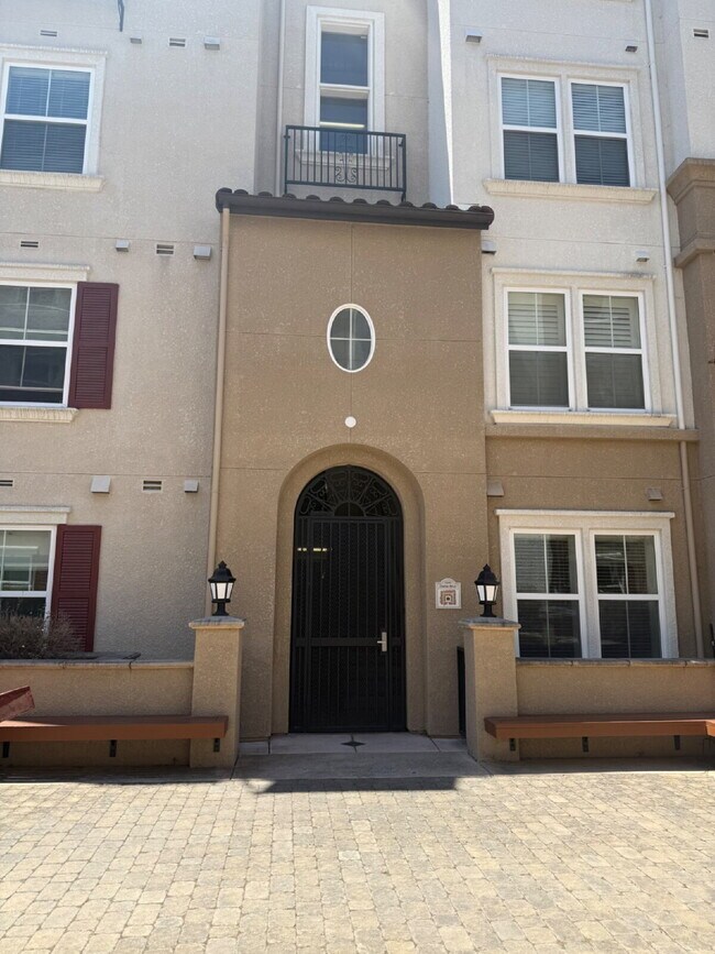 Building Photo - Stunning First level Luxury 2 Bed/2 Bath Condo Close to Everything in Dublin