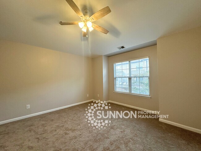 Building Photo - 3 Bedroom 2.5 Bathroom Townhome Near University Area