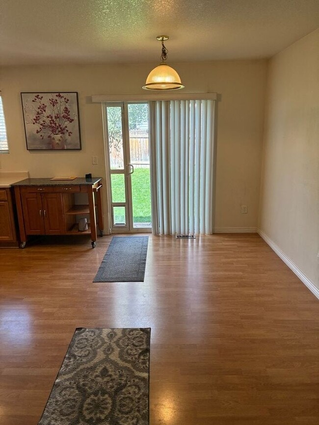 Building Photo - 3 Bedroom, 2.5 Bath Townhome with 2 Car At...
