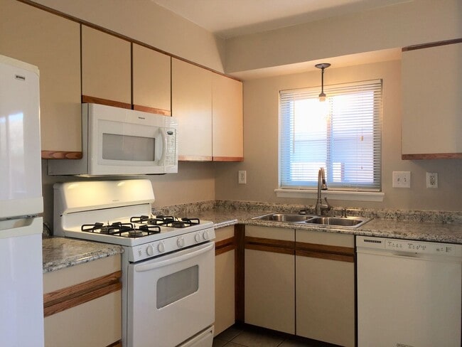 Building Photo - 8084 Lexington Park Dr