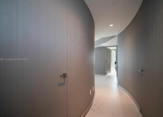 Building Photo - 18975 Collins Ave