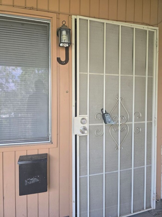 Building Photo - Large 2 bedroom Central location with AC!!