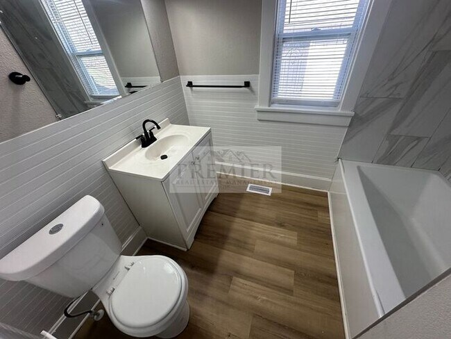 Building Photo - 184 W North St