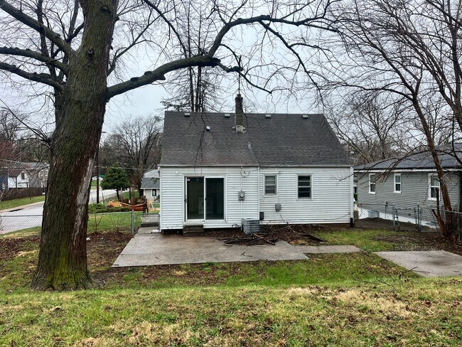 Building Photo - 1 1/2 story corner home