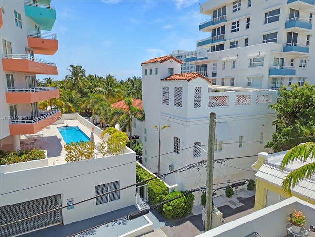 Building Photo - 225 Collins Ave