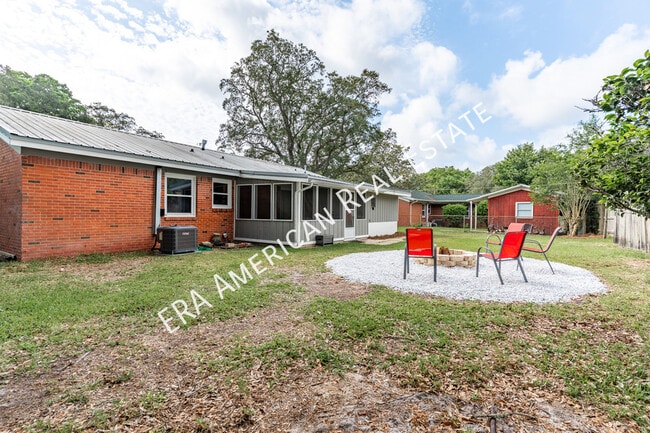 Building Photo - 305 Meggs Dr NE