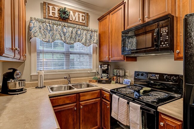 Building Photo - Fully Furnished 3BR/2.5BA Townhome – Private Community – Available 12/5