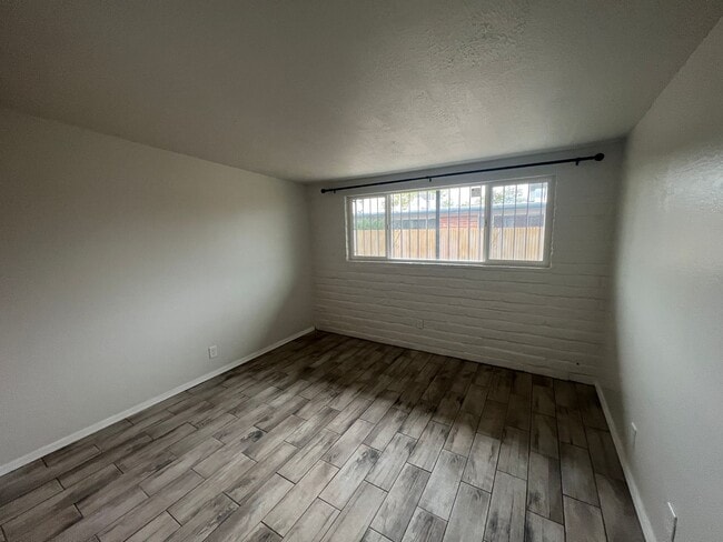 Building Photo - Recently Remodeled 2 Bedroom Duplex Apartment in Convenient Central Location
