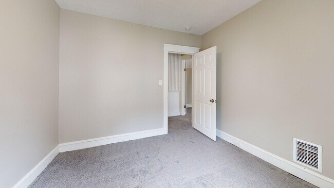 Building Photo - Madison/West Blvd neighborhood: 3 bedroom/1 bath single family home.