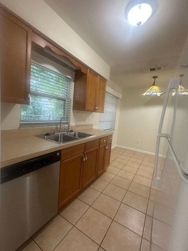 Building Photo - 2 Bedroom 1 Bath Duplex - Priced to Rent!