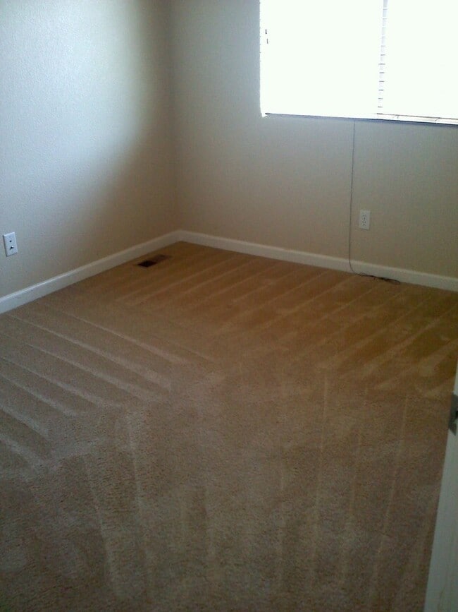 Building Photo - Townhome in the N/E Area for Rent
