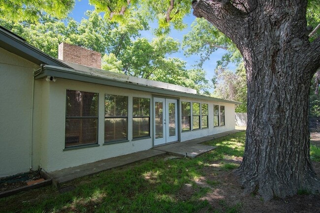 Building Photo - 21 Larkwood Ln