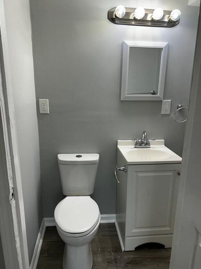 Building Photo - CUTE 1 BEDROOM HOUSE WITH PRIVATE FENCED BACKYARD QUIET STREET