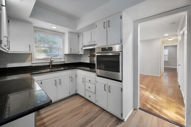 Building Photo - 3405 Hillvale Rd