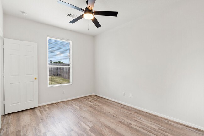 Building Photo - 2437 Aspen Dale Dr