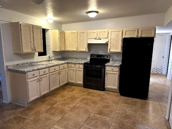 Kitchen - 5071 S Cherry Ave