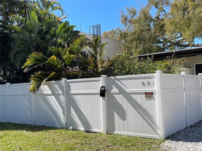 Building Photo - 3002 W De Leon St