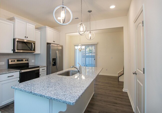 Building Photo - BEAUTIFUL 2 Bedroom Townhome in MIDLAND AVAILABLE JUNE 2026