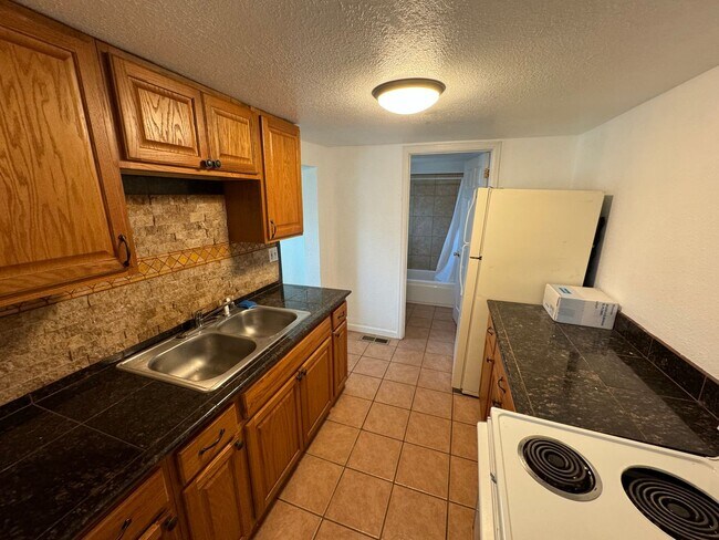 Building Photo - Charming 2 bedroom House