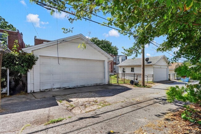 Building Photo - 5249 Sutherland Ave