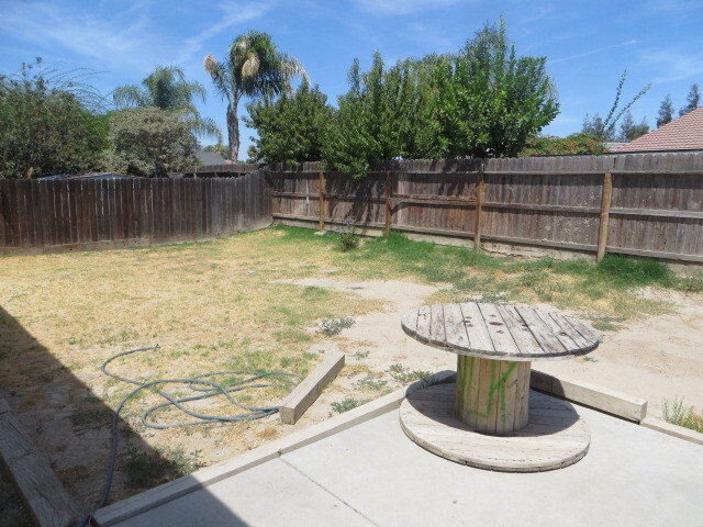 Building Photo - Kerman Westside Home, 3+BR/2BA, Built 2002 - Lots of Amenities!