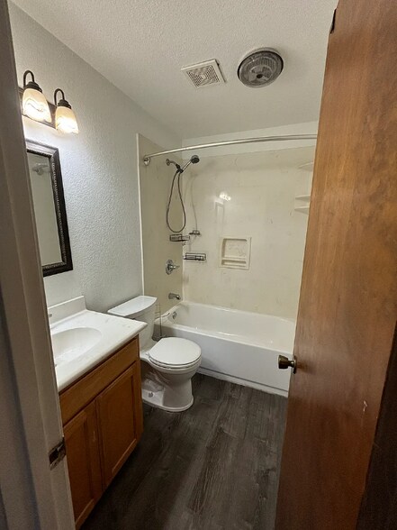 Building Photo - 901 Marilyn Dr