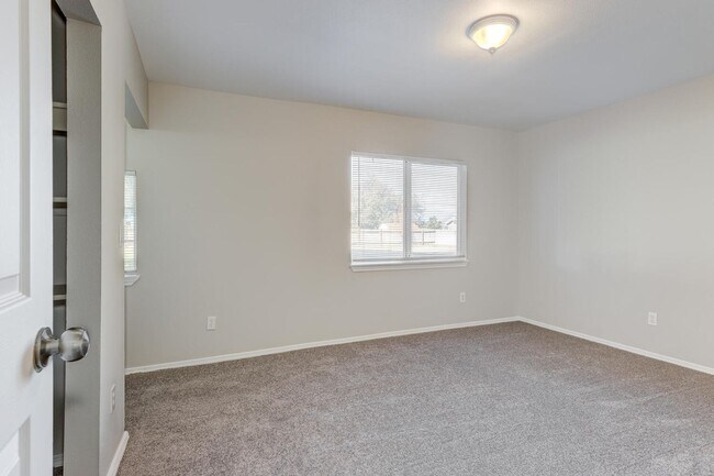 Building Photo - Dewey Duplex