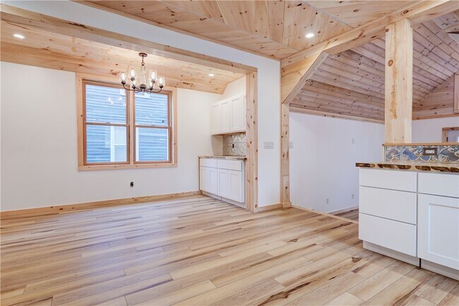 Building Photo - 413 Caroline St