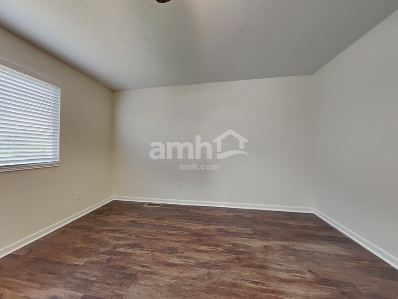 Building Photo - 2133 Antoinette Way