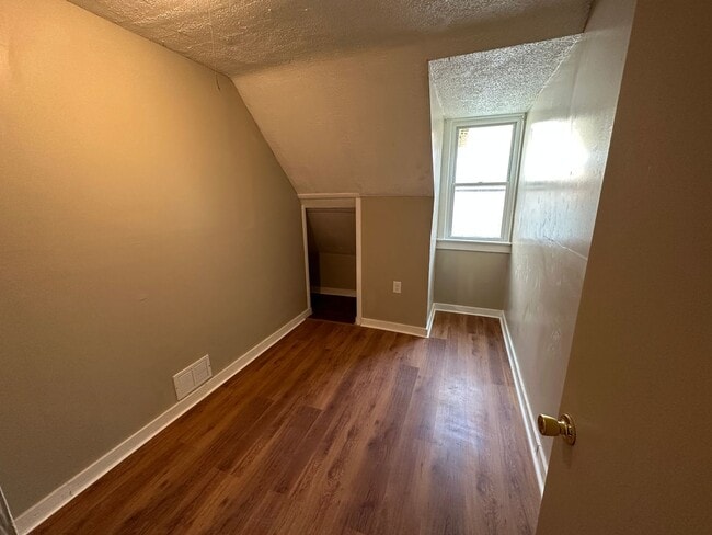 Building Photo - Spacious 5-Bedroom Home with 2 Full Baths, Freshly Rehabbed, Ready to rent