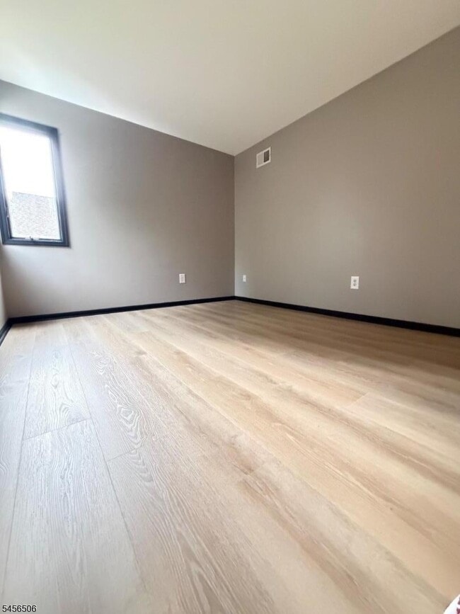 Building Photo - 226 Maple Ave