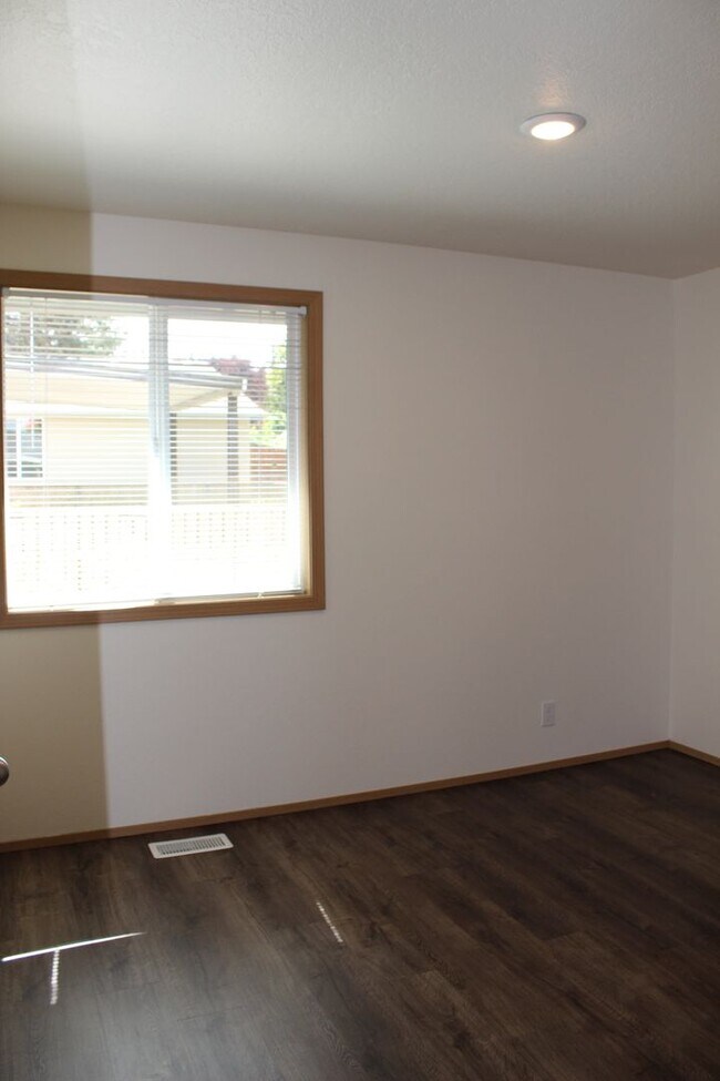 Building Photo - 1045 SW 178th Pl