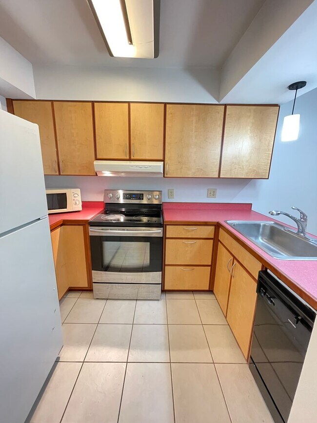 Building Photo - Two BR townhome-style in Chancellor Square...