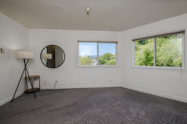 Building Photo - EPIC REA:End-Unit & Top 2 Floor (Penthouse...
