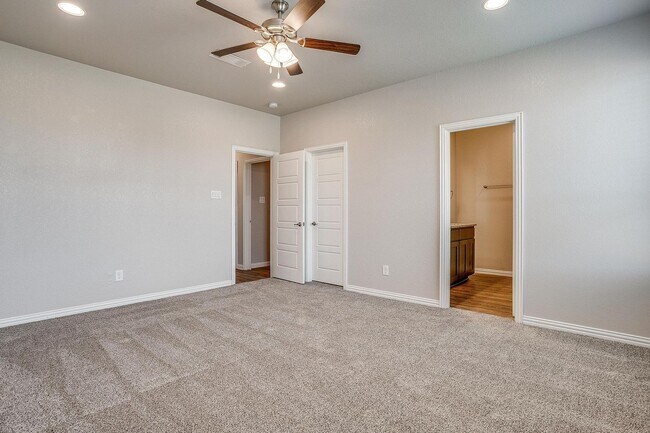 Building Photo - Move in Ready