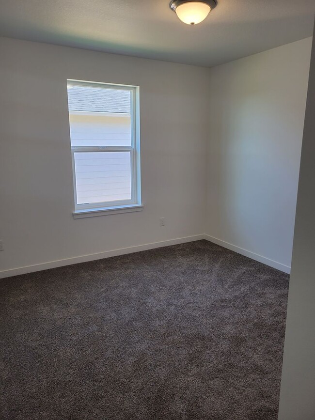 Building Photo - Beautiful 3 Bedroom Home