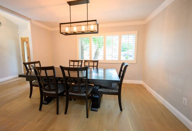 Building Photo - 2107 Dufour Ave