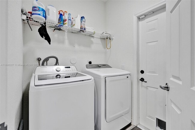 Building Photo - 1725 Winterberry Ln