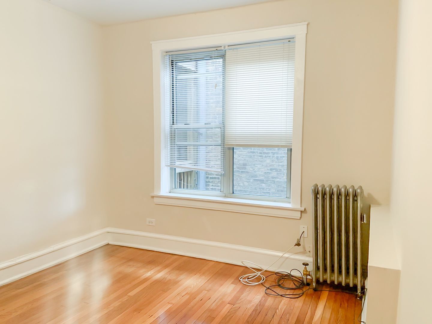 Building Photo - 1607 W Berteau Ave