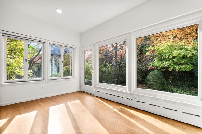 Building Photo - 3 Bed 3.5 Bath - Chevy Chase Colonial - Mo...