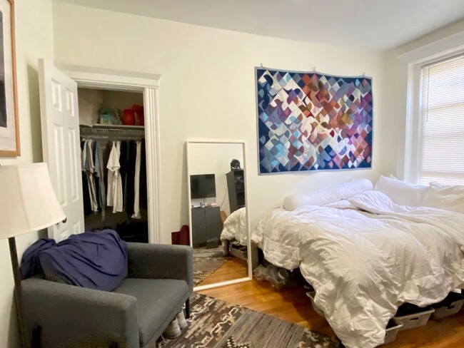 Building Photo - Nicely maintained, inexpensive studio in a...