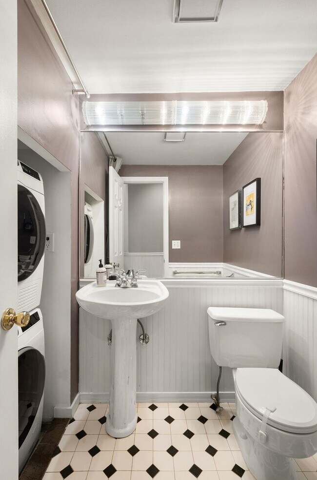 Building Photo - 222 Clinton St