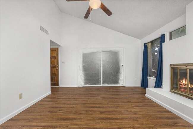 Building Photo - Spacious Condo Near Bakersfield College – Prime Location!