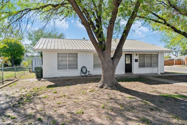 Building Photo - Vacant