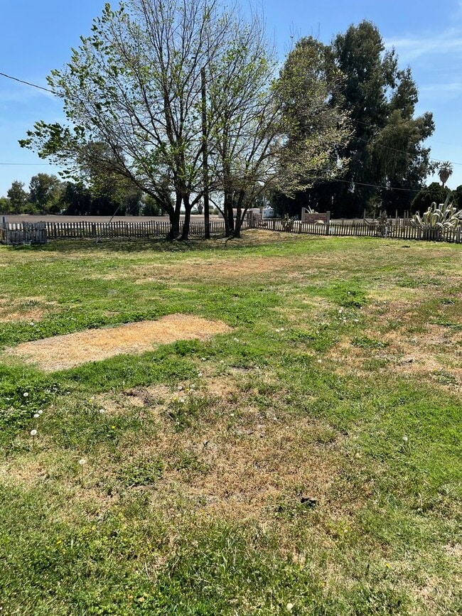 Building Photo - Beautiful Country-Style Home in Dos Palos,...
