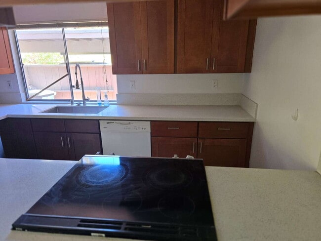 Building Photo - Spacious 3-bed, 2-bath condo is located in the heart of UTC, right on the UCSD bus line! It featu...