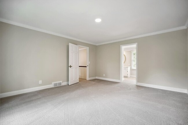 Building Photo - 5721 Londonderry Rd