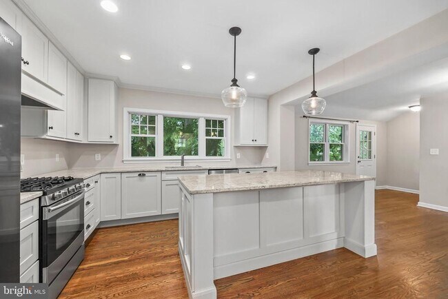 Building Photo - 2722 Woodley Pl