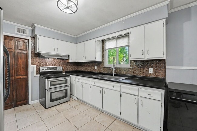 Building Photo - 18 Silverstone Cir