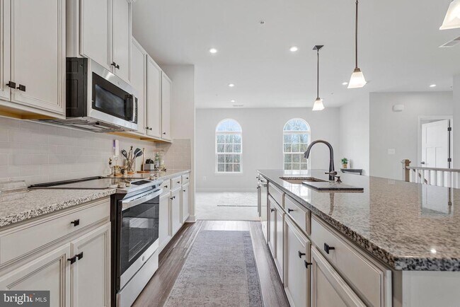 Building Photo - 10910 Presidential Pkwy